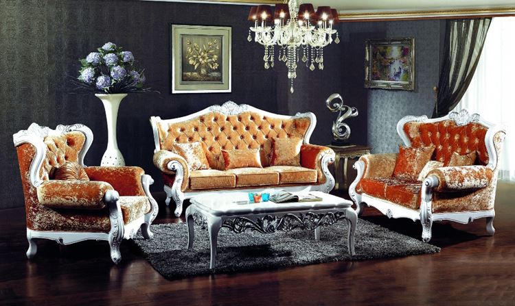Оранжевый диван в интерьере: гостиная в стиле барокко с бархатной мебелью 