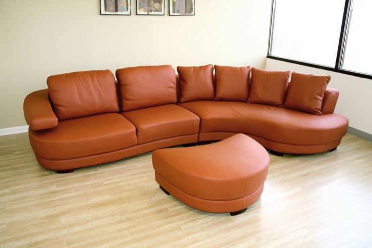 Оранжевый диван в интерьере: терракотовый кожаный диван с подушками