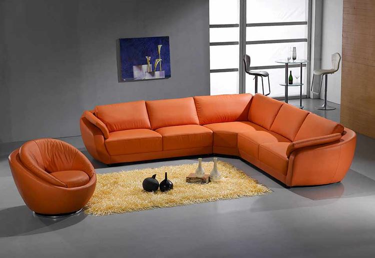 Оранжевый диван в интерьере: угловой кожаный оранжевый диван в гостиной с серыми стенами и полом