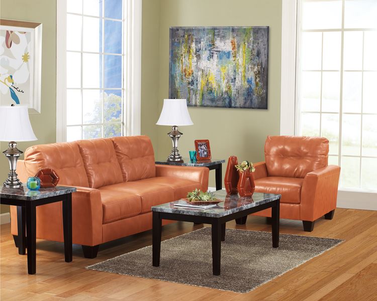Оранжевый диван в интерьере: светлая гостиная с кожаной оранжевой мебелью