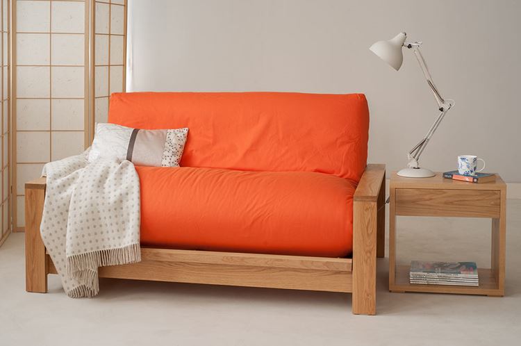 Оранжевый диван в интерьере: яркий оранжевый деревянный диван в гостиной в бежевых тонах 