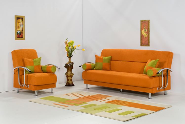 Оранжевый диван в интерьере: оранжево-зелёная мягкая мебель в жемчужно-серой гостиной 