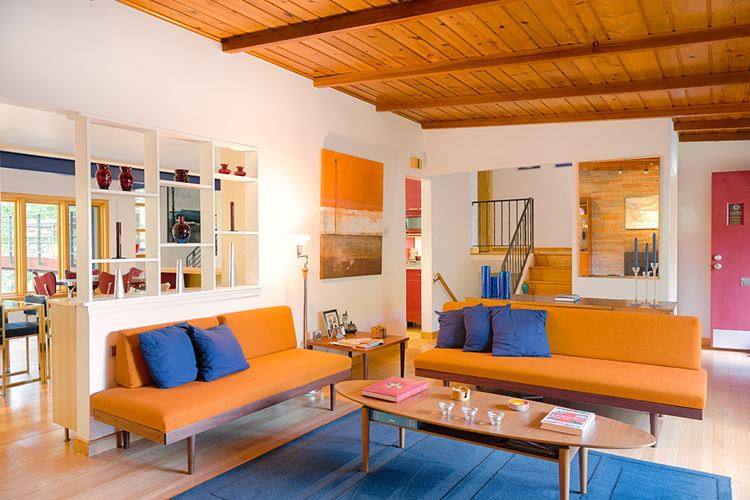 Оранжевый диван в интерьере: 