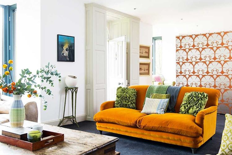 Оранжевый диван в интерьере: бархатный диван рыже-оранжевого оттенка с зелёными подушками