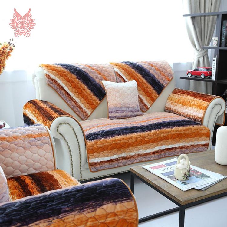 Оранжевый диван в интерьере: белая кожаная мебель с полосатыми накидками