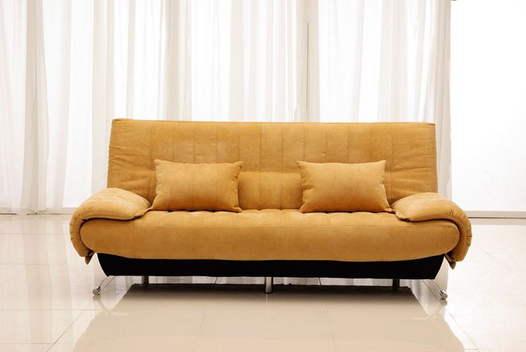 Оранжевый диван в интерьере: приглушённо-морковный диван с подушками