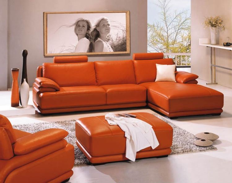 Оранжевый диван в интерьере: угловой кожаный диван оранжевого цвета в пастельной гостиной