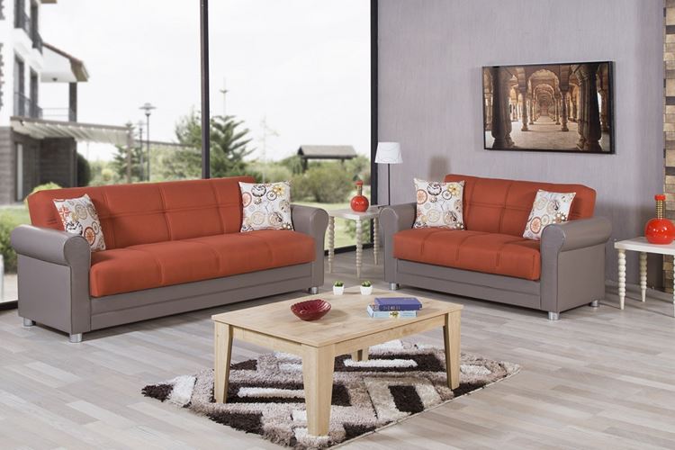 Оранжевый диван в интерьере: гостиная в серых тонах с оранжево-серым диваном