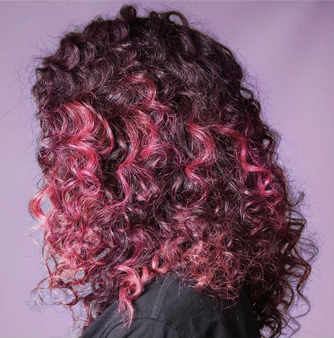 окрашивание Джоша Вуда - вьющиеся волосы с розовыми прядями