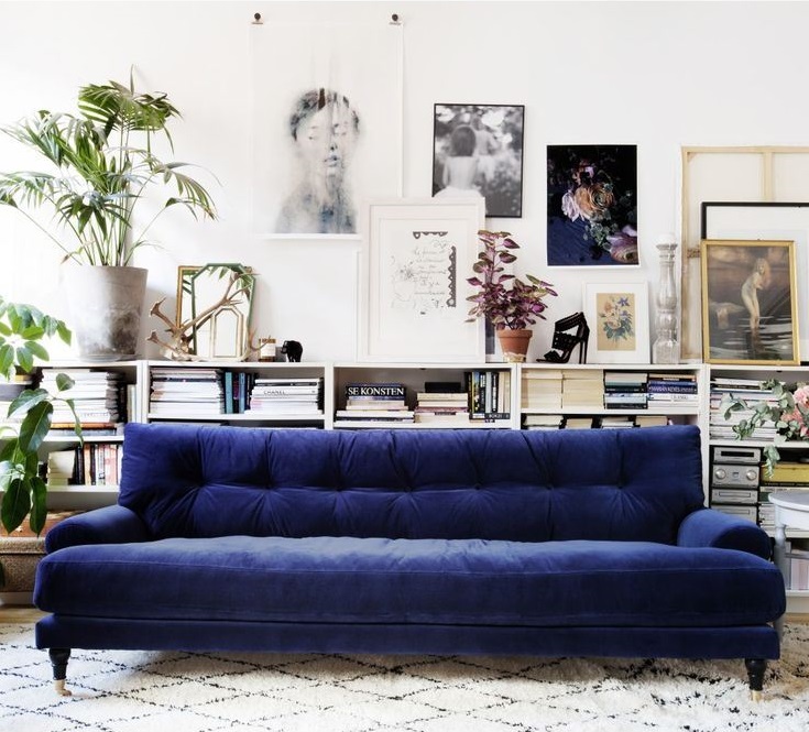 длинный бархатный синий диван