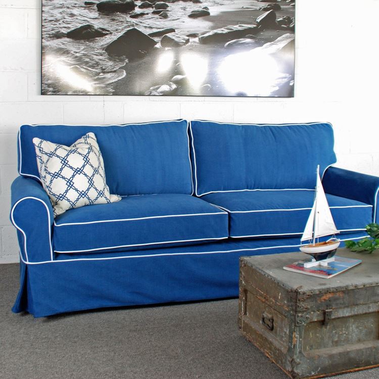двухместный синий диван с белой подушкой