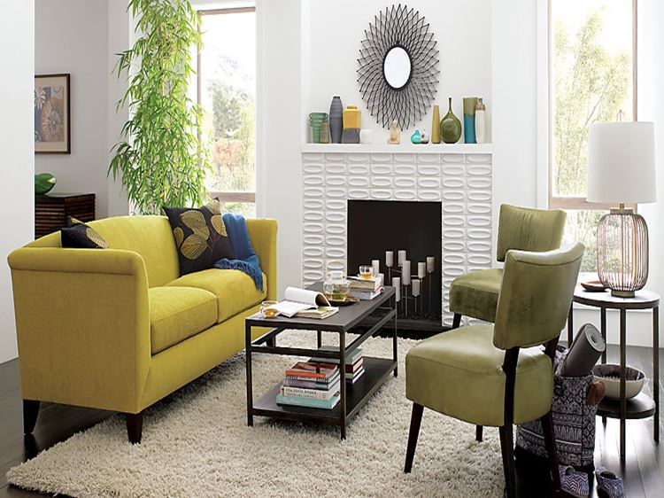 Жёлтый диван в интерьере: гостиная с замшевым диваном и оливково-зелёными стульями