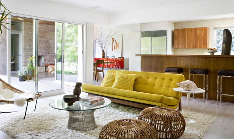 Жёлтый диван в интерьере: гостиная с деревянными элементами мебели 
