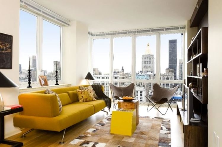 Жёлтый диван в интерьере: гостиная с большими окнами и жёлтым диваном в стиле конструктивизм