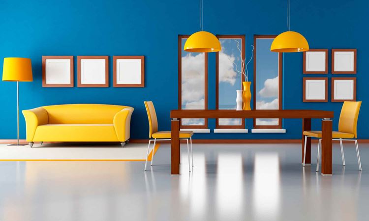 Жёлтый диван в интерьере: яркий диван, стулья и светильники в комнате с голубыми стенами