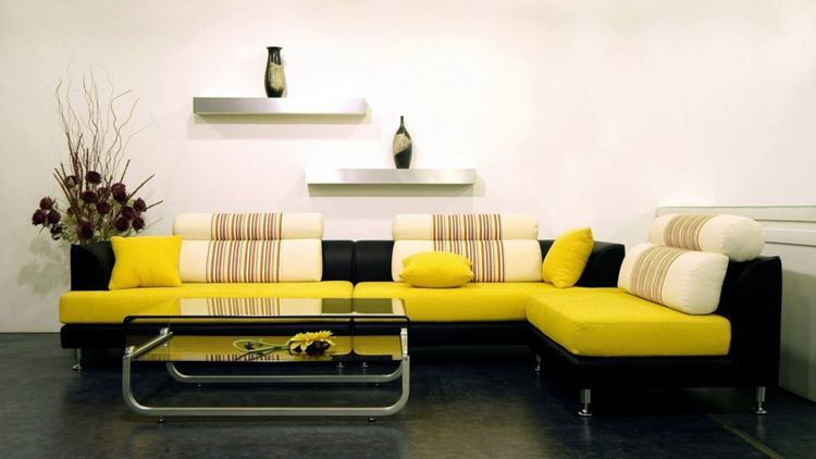 Жёлтый диван в интерьере: угловой жёлто-чёрный диван с подушками