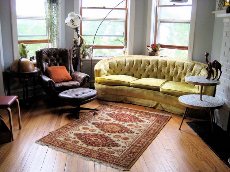 Жёлтый диван в интерьере: старинная гостиная с мебелью в стиле барокко