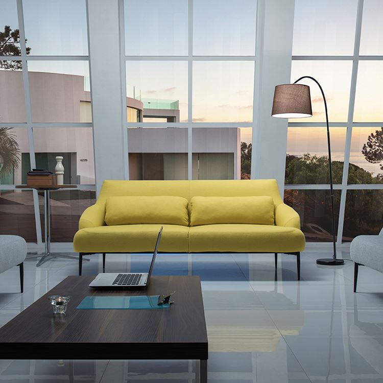 Жёлтый диван в интерьере: гостиная с высокими окнами и двухместным жёлтым диваном с подушками