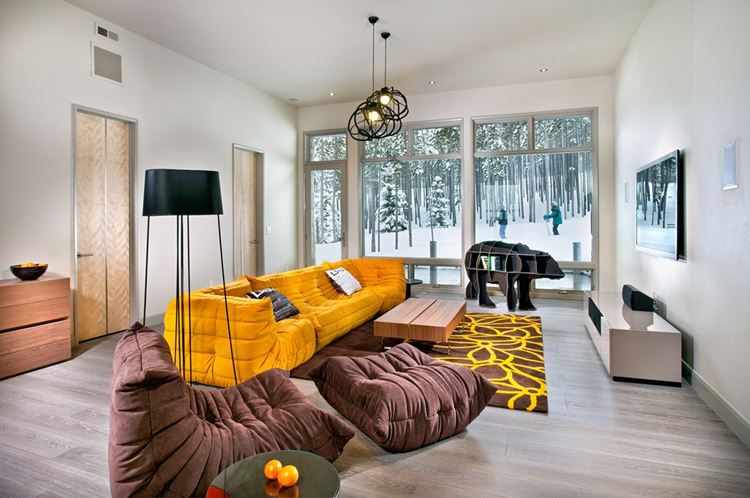 Жёлтый диван в интерьере: гостиная в загородном доме с шафрановым диваном