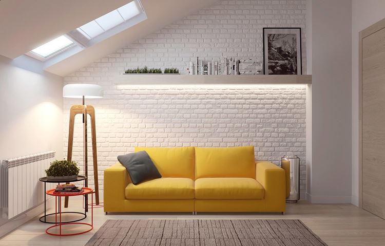 Жёлтый диван в интерьере: белая комната с двухместным жёлтым диваном с серой подушкой