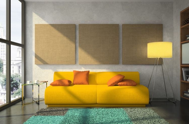 Жёлтый диван в интерьере:  диван с оранжевыми подушками в гостиной с серо-бежевыми стенами