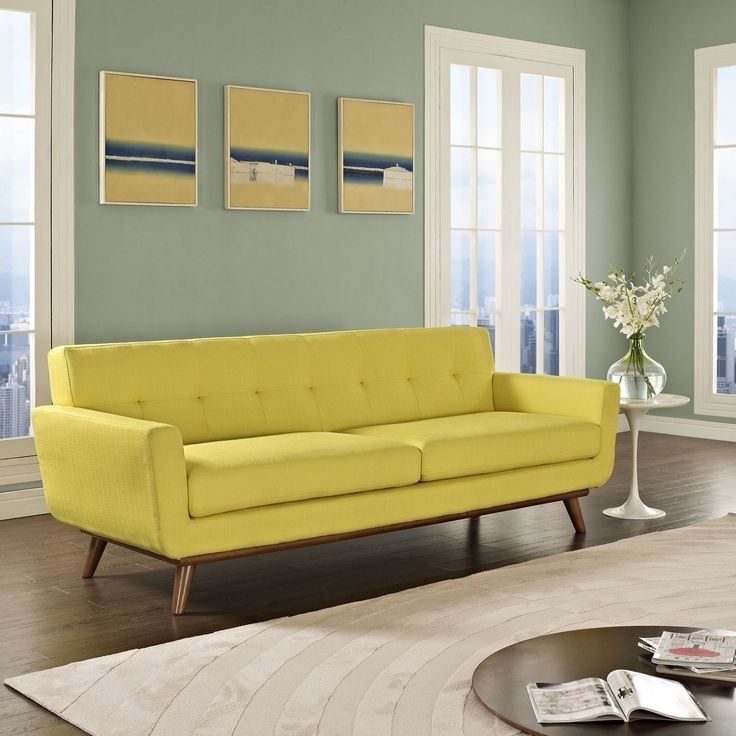 Жёлтый диван в интерьере: жёлто-зелёная гостиная с мягким двухместным диваном и бежевым ковром
