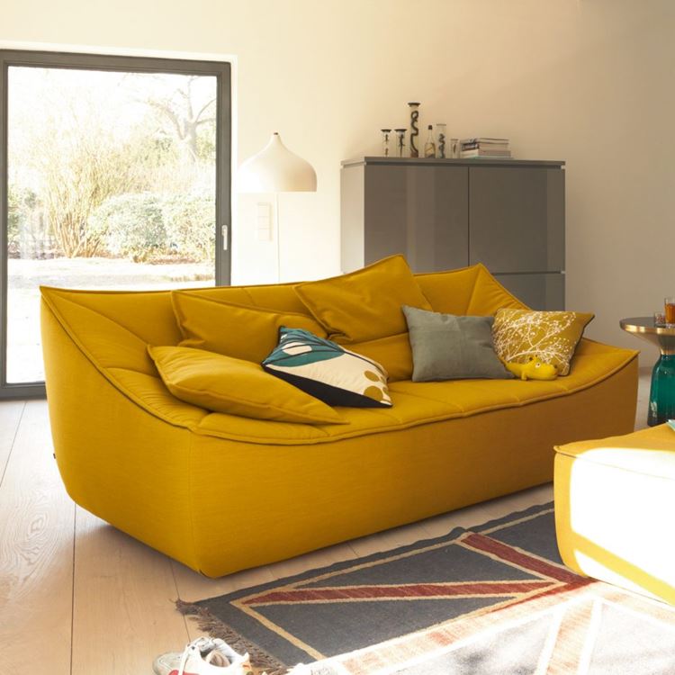 Жёлтый диван в интерьере: тёмно-шафрановый диван с подушками в современном интерьере