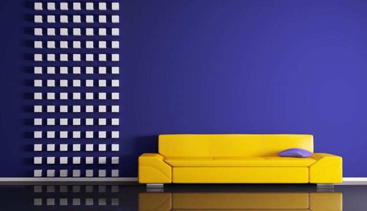 Жёлтый диван в интерьере: низкий диван с тёмно-фиолетовой стеной