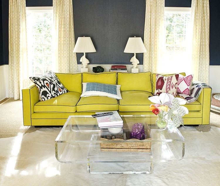 Жёлтый диван в интерьере: гостиная с большим жёлтым кожаным диваном с подушками