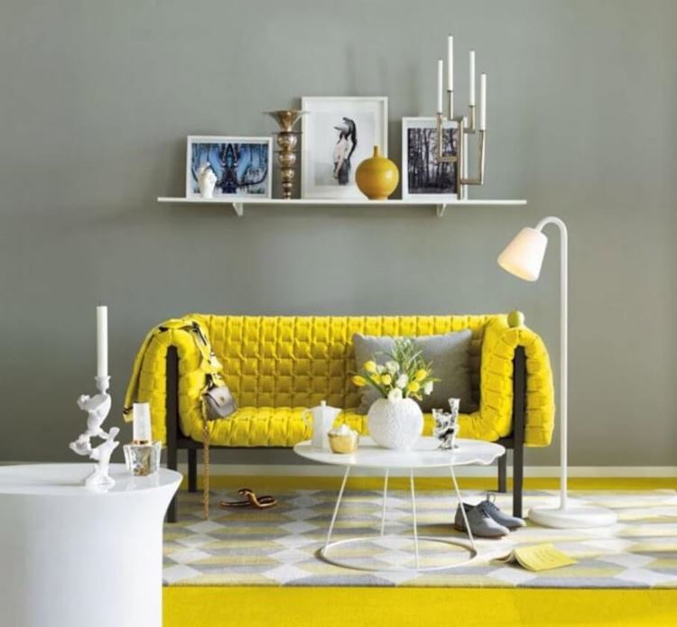 Жёлтый диван в интерьере: гостиная в скандинавском стиле с ярким диваном и белыми аксессуарами