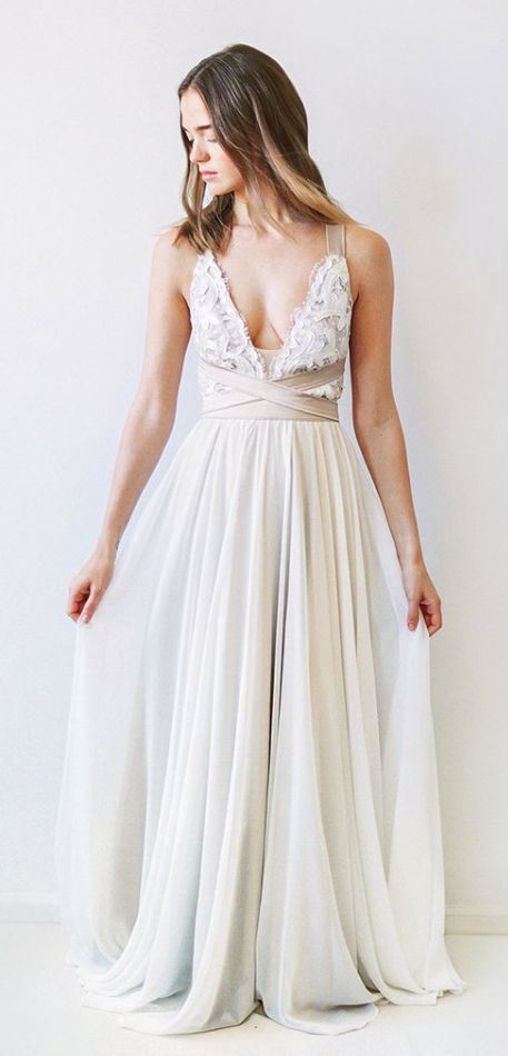Греческие свадебные платья 2017-2018: глубокий вырез декольте и плиссированная юбка