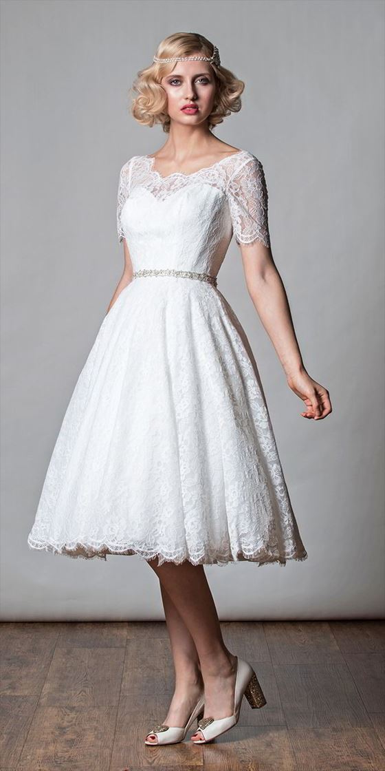 Короткие свадебные платья 2017-2018: короткий рукав и пышная кружевная юбка