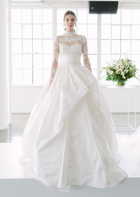 Пышные свадебные платья 2017-2018: асимметричная юбка и длинные кружевные рукава