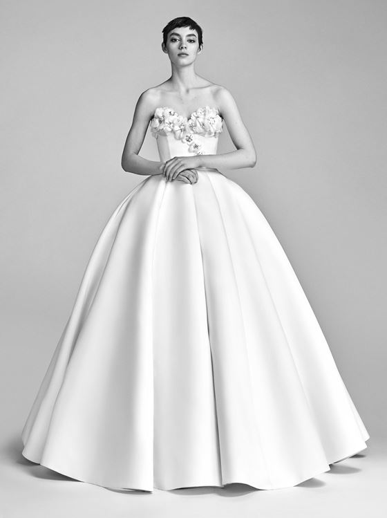 Пышные свадебные платья 2017-2018: лиф с цветочной отделкой и гладкая минималистичная юбка
