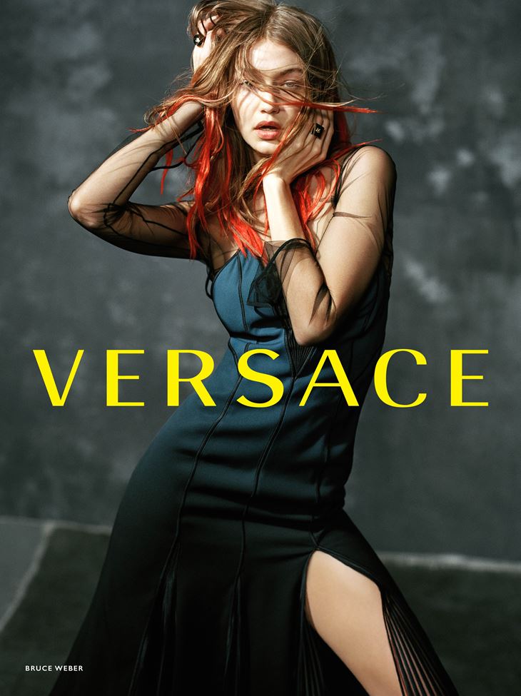 Рекламная кампания Versace осень-зима 2017-2018 - Джиджи Хадид в платье с разрезом