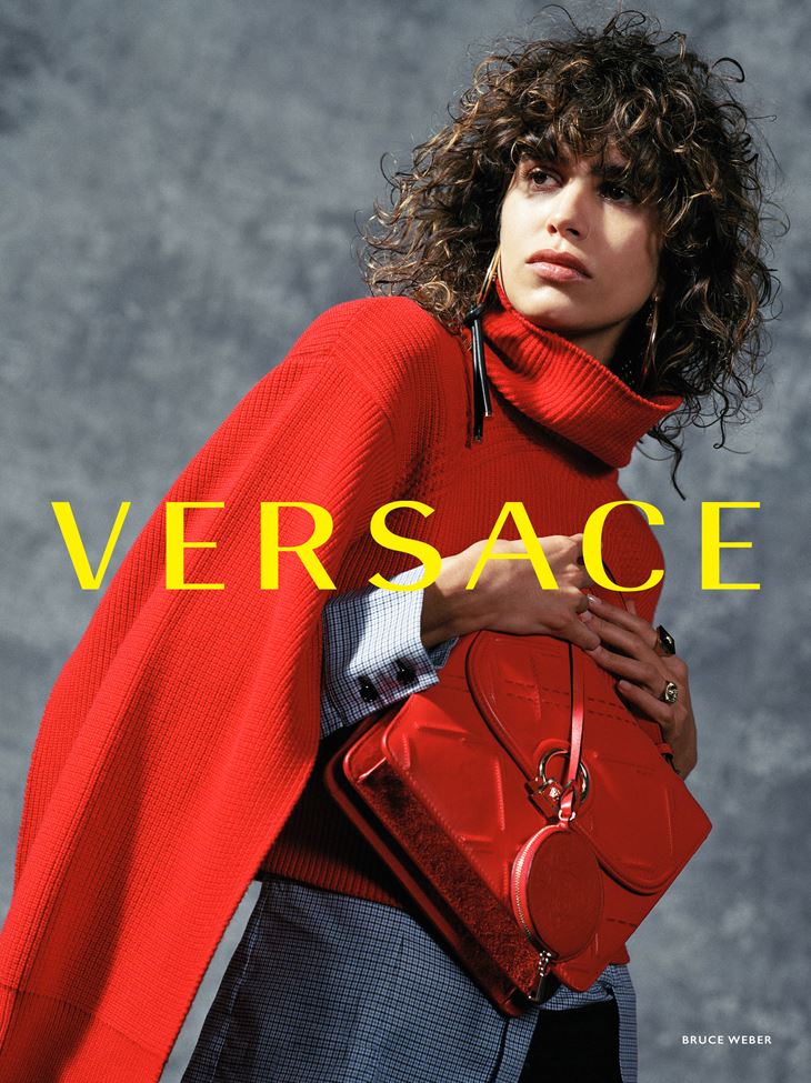 Рекламная кампания Versace осень-зима 2017-2018 - Мика Арганараз в красном свитере и с красной сумкой