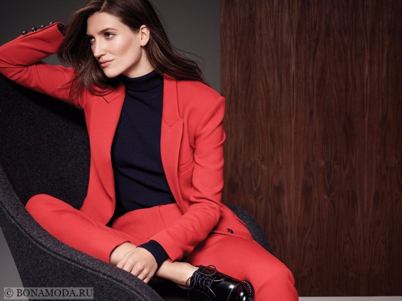 Лукбук коллекции Marks & Spencer осень-зима 2017-2018: красный брючный костюм
