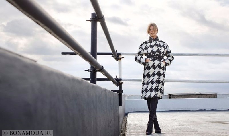 Лукбук коллекции Marks & Spencer осень-зима 2017-2018: черно-белое пальто с запахом