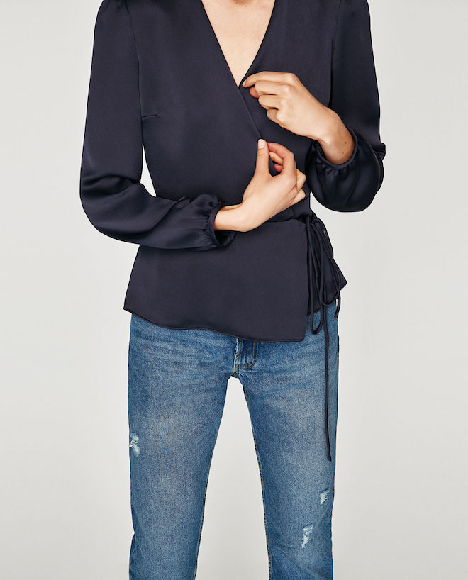 Лукбук коллекции Zara осень-зима 2017-2018: шелковая блузка с запахом с джинсами слим