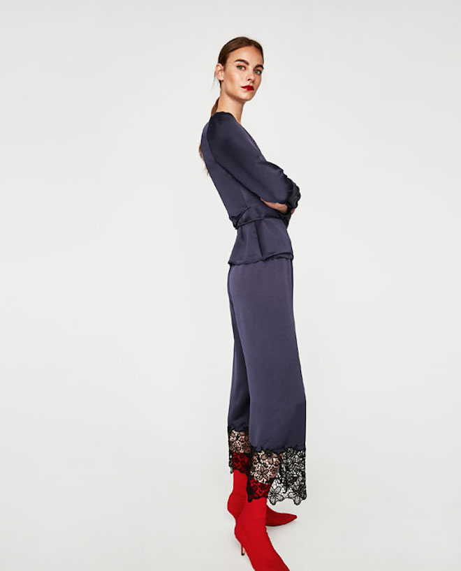Лукбук коллекции Zara осень-зима 2017-2018: шелковый костюм пижама с красными ботильонами