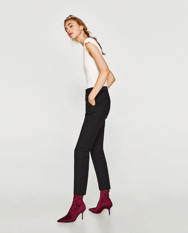 Лукбук коллекции Zara осень-зима 2017-2018: белый топ с черными брюками и бордовыми сапожками
