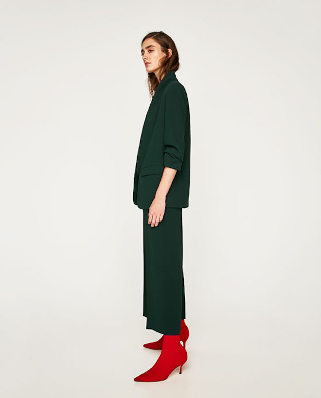 Лукбук коллекции Zara осень-зима 2017-2018: темно-зеленый костюм с короткими брюками и красными ботильонами