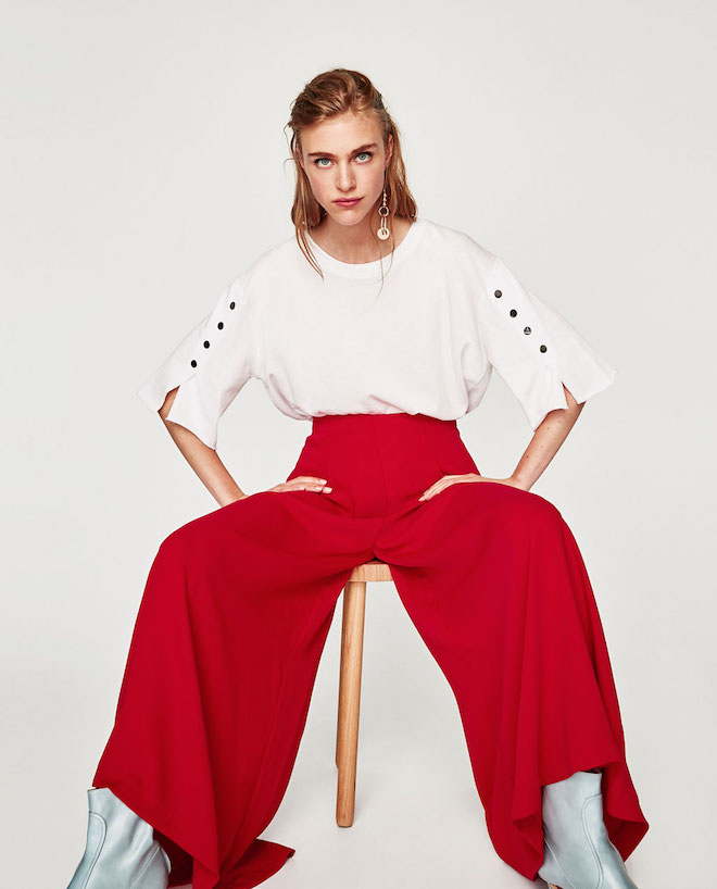 Лукбук коллекции Zara осень-зима 2017-2018: белый топ с широкими красными брюками палаццо