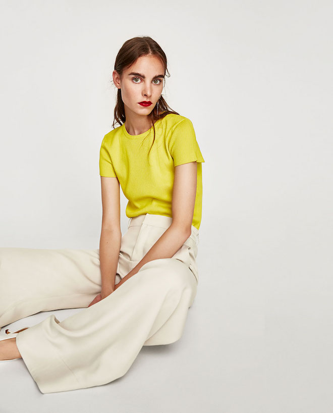Лукбук коллекции Zara осень-зима 2017-2018: желтый топ со светлыми белыми брюками