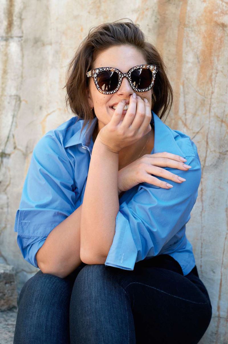 Плюс сайз модель Эшли Грэм в фотосессии Elle France - синяя рубашка и солнечные очки