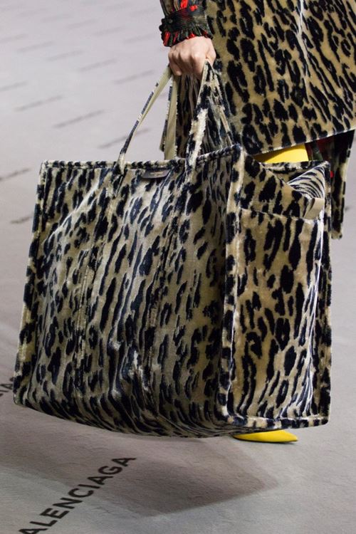 Сумки Balenciaga осень-зима 2017-2018 - большая леопардовая сумка с искусственным мехом