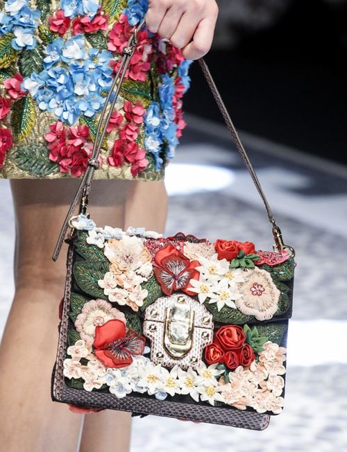 Сумки Dolce&Gabbana осень-зима 2017-2018: прямоугольная с цветочными аппликациями