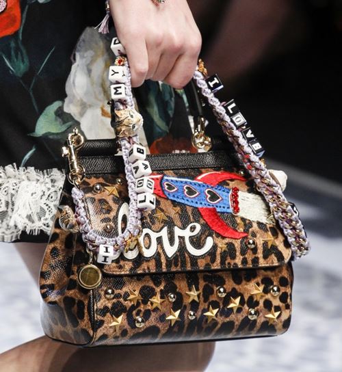 Сумки Dolce&Gabbana осень-зима 2017-2018: леопардовый принт с надписями