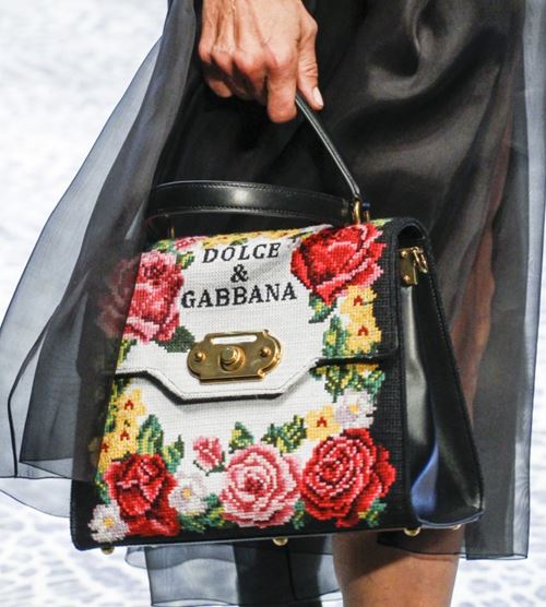 Сумки Dolce&Gabbana осень-зима 2017-2018: черная кожаная с вышивкой логотипом
