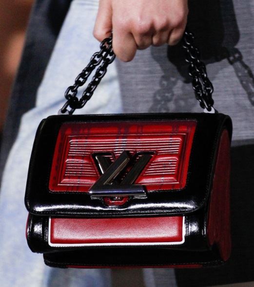 Сумки Louis Vuitton осень-зима 2017-2018: красно-черная с логотипом